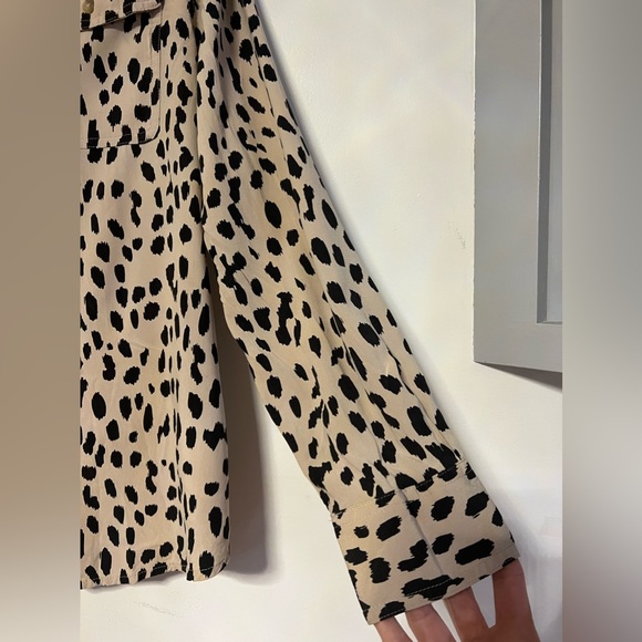 Chicos Silky Soft Dotted Cheetah Print Half Placket Button Down Shirt Sz1 - Picture 11 of 13